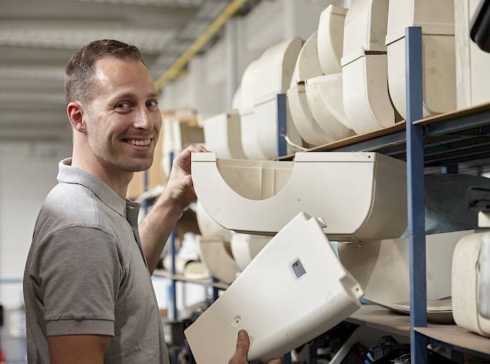 technicus Strobbe in magazijn